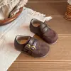 Sapatos de Couro Infantis 2026 Outono Novo Estilo Meninas Sapatos Birkenstock Retro Maillard Casuais Sapatos Individuais Sola Macia Antiderrapante Sapatos Infantis