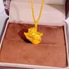 Colgante de Esmalte Chapado en Oro con Diamantes, Presentando una Calabaza de la Suerte, Accesorio de Moda de Lujo Tradicional para el Año Zodiacal del Caballo, para Mujeres
