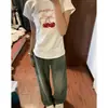 Camiseta Blanca de Manga Corta con Hombros Normales para Mujer, Estilo Soft Girl Dulce y Fresco Único con Estampado de Cerezas, Top Corto Ajustado a la Cintura para Verano