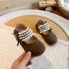 Zapatos de mujer estilo Chanel 2026 nuevos zapatos de verano de malla transpirable con encaje combinados con faldas, zapatos Mary Jane franceses de perlas
