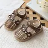 Sandalias tejidas caladas con lazo de encaje para niña 2026 Verano Punta cerrada Sandalias de princesa con perlas Zapatos de playa Modernas