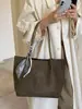 Bolso tote de gamuza minimalista y sofisticado transfronterizo para mujer, nueva colección otoño/invierno 2026, gran capacidad, adecuado para ir al trabajo, bolso de hombro y se puede llevar bajo el brazo.