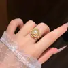 Nuevo anillo de cobre estilo europeo y americano con incrustaciones completas de diamantes, diseño abierto ajustable, moderno y de alta gama, popular en redes sociales, adecuado para el dedo índice