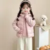 2026 Nueva Ropa Infantil Coreana Chaqueta Ligera de Plumas con Capucha Color Sólido Abrigo Cálido Resistente al Viento con Estilo Ropa para Niños