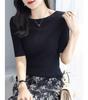 Verano 2024 Nuevo estilo Camiseta de punto de seda de hielo de manga corta con cuello de hombros descubiertos para mujer Top básico de manga corta ajustado para mujer