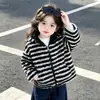 Chaqueta con Capucha para Niña Otoño/Invierno 2026 Estilo Nuevo Top Rayado Elegante para Niños Moda para Bebés Ropa Cálida de Invierno con Forro de Felpa