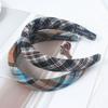 Diadema de ala ancha con diseño de cuadros estilo universitario para mujer, accesorio para el cabello con presión, estilo retro, elegante y extrovertido.