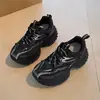 Sapatos plataforma de alta qualidade 2026 para aumentar a altura, novos tênis femininos, tênis estilo "dad shoes" de cano baixo com sola grossa, tênis esportivos casuais femininos estilosos