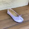 Sapatos femininos estilo francês de cetim plissado com laço e bico dividido (formato de casco de porco), novos mocassins planos slip-on da primavera de 2026