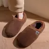 Pantuflas de algodón para mujer, nuevo estilo 2025, para uso en interiores en casa, antideslizantes, de suela gruesa, cálidas, de felpa, zapatos de algodón con talón cerrado.