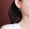 Pendientes Xiangyun de plata de ley Yilu S925 bañados en oro con jaspe hetiano retro con marea nacional y nube auspiciosa.
