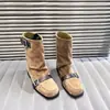 Botas femininas da moda, novo outono 2026 estilo europeu, camurça de pele de ovelha com tira de fivela, bico quadrado, sola reta, botas curtas da moda que afinam