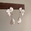 Pendientes de Borla con Pétalos Blancos Estilo Transfronterizo Modelo Nuevo 2026 Diseño de Nicho de Lujo Ligero Pendientes y Accesorios para Orejas de Gama Alta