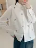Camisa Branca Bordada Feminina, Manga Longa, Corte Solto, Versátil, Estilo College, Camisa Artística, Top Jaqueta Fina com Proteção Solar