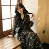 Vestido Feminino Preto com Estampa Floral de Manga Longa Lançamento Primavera 2026 Decote V Cintura Alta Cobre o Quadril Modelador Camada Base Versátil Saia Longa