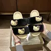 Pantufas peludas de desenho animado, fofas e estilosas, para mulheres, adequadas para uso externo no outono e inverno, novo modelo 2026, com sola grossa, pantufas de algodão pelúcia de nicho