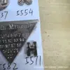 Venta Directa de Fábrica de Diversas Placas de Aleación de Zinc Marca Miao, Etiquetas de Letras Metálicas, Etiquetas Cosidas a Mano y Etiquetas para Ropa