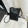 Bolso cruzado de hombro tejido de alta gama para mujer, transfronterizo, nuevo para otoño 2026, versátil, mini bolsa compacta y ligera para teléfono