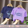 Camiseta de manga larga para niños, top de otoño, nuevo modelo 2026 para niños, algodón puro, estilo primavera y otoño, patchwork a rayas, imitación de dos piezas