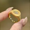Anillo Abierto Redondo con Forma de Estrella Electrochapado en Oro Real, Anillo Vintage de Nicho para Dedo Índice, Lujo Ligero, Sensación de Alta Gama, Anillo Versátil
