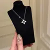 Colar de Trevo de Quatro Folhas Escovado Francês Feminino Design de Nicho Senso de Estilo Vintage Meio Antigo Alto Senso Corrente de Clavícula com Diamante Cintilante Novo