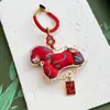 Pingente Pequeno de Cavalo Dupla Face em Brocado da Dinastia Song, Formato de Cabaça, Puramente Feito à Mão, Adequado para Broche de Qipao, Pingente de Bolsa com Franjas e Decoração de Carro