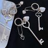 Estilo ins japonés y coreano colgante de llave de amor de metal plateado diseño nicho personalizado llavero para pareja colgante para bolso