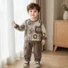 Conjunto de Roupa para Meninos Novo Estilo Bebê Primavera e Outono Roupas Casuais Infantis da Moda Moletom com Letra de Primavera para Meninos Conjunto de Duas Peças da Moda