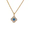 Collar de trébol de cuatro hojas azul con diamantes completos, moderno y versátil, estilo francés, para mujer, único, de lujo ligero, alta gama, cadena para clavícula muy brillante al por mayor.