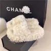 Novas pantufas de algodão estilosas para uso externo 2026, pantufas de pelúcia teddy da moda e quentes para mulheres, solas planas e macias, versáteis para uso doméstico