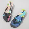 Novas Sandálias de Dedo Masculinas Verão Roupa Exterior Chinelos da Moda Celebridade da Internet Sandálias de Praia Sandálias de Dedo Femininas