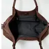 Bolso de hombro de color liso y moderno para mujer, adecuado para el uso diario, un bolso tote simple y elegante, un bolso cruzado ligero y lujoso, y un bolso elegante para el antebrazo para mujer