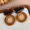 Pendientes tejidos estilo retro imitación madera, adecuados para vacaciones en la playa y festividades, con patrón de mimbre y atmósfera artística