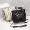 Bolso cruzado de piel encerada de 24 años, estilo Chanel nuevo, bordado de hilo de diamante, cadena, bolso cubo pequeño práctico y versátil, en stock