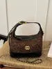 Pequena bolsa de retalhos fosca estilo Chanel, apresentando um padrão de losangos com estampa de leopardo na cor Maillard, uma corrente sofisticada e um design mini de ombro/transversal.