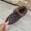 Chinelos de algodão pelúcia com bolinhas para mulheres 2026 Outono/Inverno Novos Sola Macia Sapatos Peludos Bico Fechado Meio Chinelo Birkenstock Chinelos para Exterior