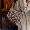 Bolsa Tote Simples Retrô Grande Capacidade Outono/Inverno Estampa de Leopardo Ombro Único Pelúcia Transversal Versátil para o Dia a Dia Nova 2026 Mulheres