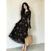 Vestido Longo com Estampa Floral Preta Outono 2026 com Design Emagrecedor, Mangas Flare e Caimento Ajustado na Cintura - Um Look Elegante para o Trabalho e Encontros