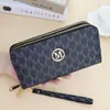 Nova Moda Bolsa Clutch Feminina Longa com Estampa de Letras e Logo Dourado em M com Múltiplos Porta-Cartões e Duplo Zíper para Celular