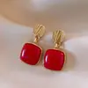 Aretes Geométricos Corazón Rojo Ankora Ambiente de Otoño e Invierno Moda Elegante Versátiles Aretes Lujo Accesible Aretes de Alta Gama
