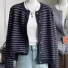 Cardigã de malha listrado em color block com gola redonda, estilo coreano, para mulheres, peça de outer wear para outono/inverno, novo suéter casaco versátil de caimento solto 2026