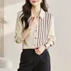Foto real de la nueva ropa casual de otoño elegante para mujer: camisa de gasa con cuello, top, cárdigan, blusa, camiseta básica, camisa