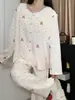 Pijama de fleece estilo ilha para mulheres, macio e confortável, nova coleção outono/inverno, com estampas fofas de desenhos animados, adequado para meninas, estudantes e como roupa de casa doce e adorável, vendido como um conjunto de duas peças