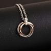 Collar de tres anillos de acero de titanio, joyería japonesa y coreana, estilo hip hop, moderno, para hombre y mujer, con colgante de pareja, cadena de suéter con incrustaciones de diamantes Sansheng III.