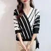 Camiseta Feminina de Tricô Listrada de Manga Média em Seda Gelo, Estilo Solto de Hong Kong, Assimétrica, Nova Coleção Verão 2025, Top Feminino Fino e Moderno com Decote em V