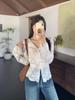 Camiseta interior de manga larga con cuello en V y pajarita color blanco roto para mujer, Nuevo estilo Otoño 2026 Top de camisa base con borde fruncido