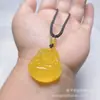 Colgante de ágata amarillo tipo hielo de Guanyin Buda, disponible en estilos unisex, con patrones de nubes auspiciosas y un amuleto Pi Xiu, con varios diseños disponibles para transmisión en vivo y en stock