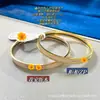 Pulseira de esmalte com letras ultrafinas para mulheres, banhada a ouro V 18K, pulseira de esmalte redonda fechada com um toque de luxo, pulseira de letras