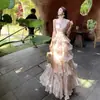 Rocío de la Mañana Rosa Resort Francés Espalda Descubierta Floral Cuello Gasa Sexy Verano Escalonado Largo Vestido Floral de Princesa