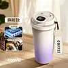 Taza mezcladora portátil a todo color, nueva taza de café eléctrica para preparar leche en polvo y leche de soja, vaso de agua con pajilla aislado